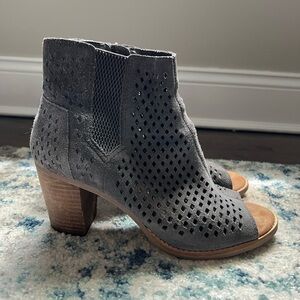 Toms Majorca Women’s Block Heel Booties in Dark Blue 8.5